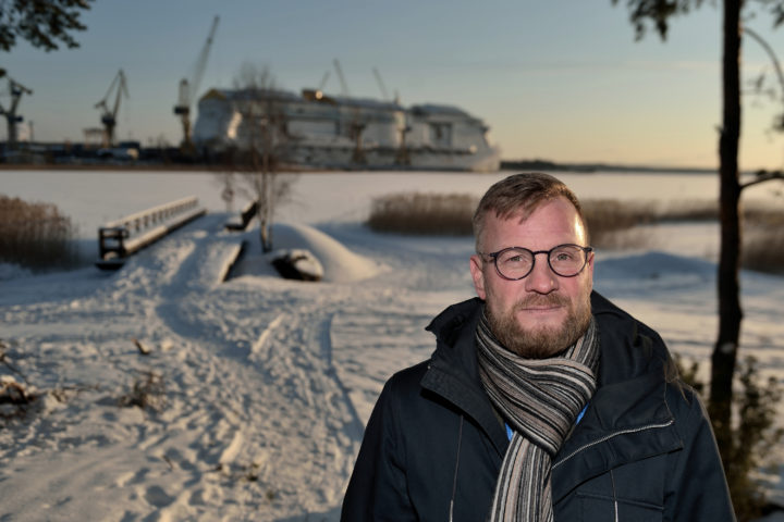 Kuvassa Janne Leonsaari talvisessa maisemassa