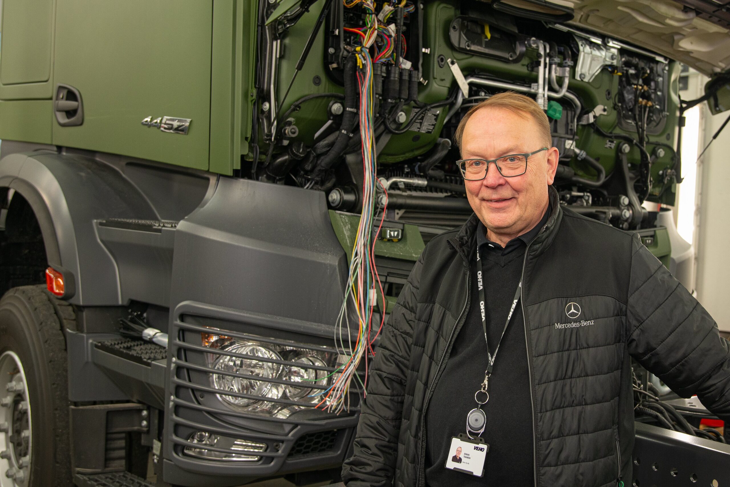 Vehon avainasiakaspäällikkö Erkki Tiainen seisoo kuorma-auton keulan edessä.